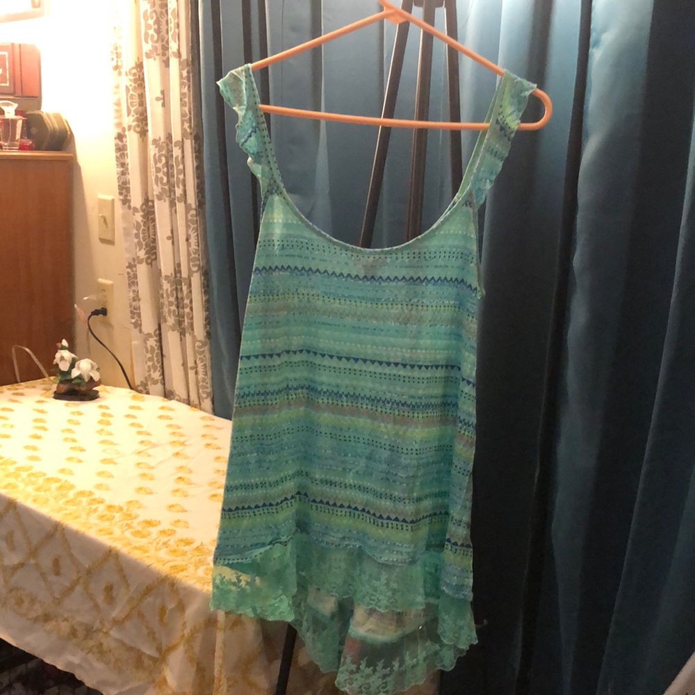 Adorable tank top with hi-low hem and lace